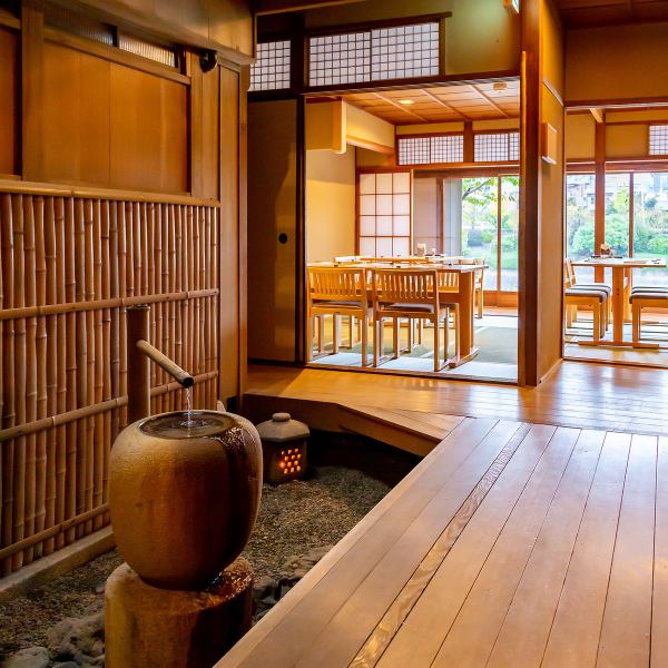 京都河原町駅・祇園四条駅からすぐの先斗町の一角にあるお店。落ち着いた雰囲気の店内で、ゆっくりとお過ごし頂けます。先斗町の隠れ家的な雰囲気です。お食事はもちろん、お酒をお楽しみいただけるお店となっております。和の趣溢れる空間は、都会の喧騒から離れ、落ち着いた大人の時間をお過ごし頂けるます。