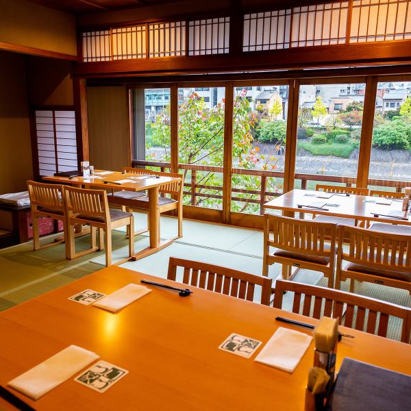 2階のお展望は、最大16名様で個室としてもご利用頂けるお部屋です。窓からは鴨川を見渡せる落ち着いたロケーションが魅力です。会社宴会や同窓会など、様々なシーンでご活用いただけます。