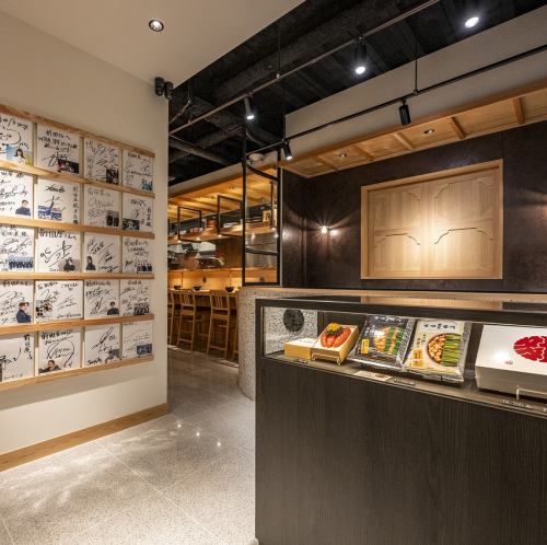 <p>【雰囲気】 某有名デザイナーが手掛けた店内は雰囲気抜群。福岡最上級のもつ鍋とおもてなしをご堪能ください。【博多もつ鍋 前田屋】</p>