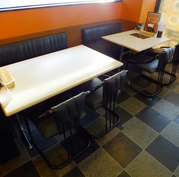 4名様テーブル3卓ご用意しております。グループでの利用も可能でございます。貸し切りも受け付けておりますので、お気軽にご連絡ください♪