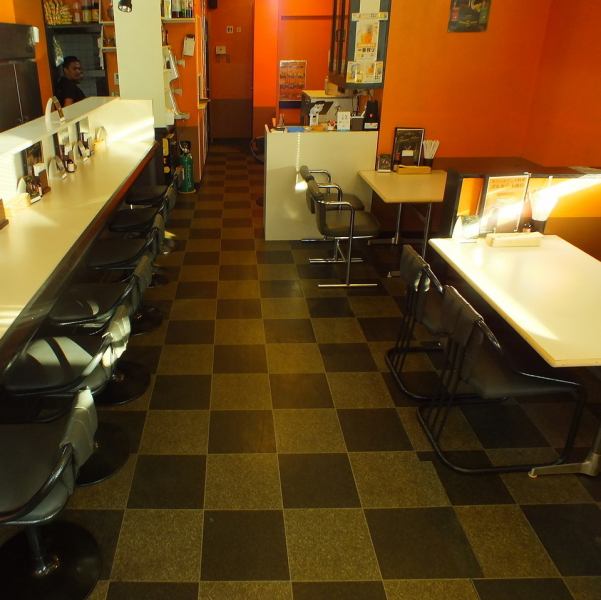 店内は広々とした空間で最大30名様まで対応しております。ご家族やご友人、ランチでも利用できますので、お気軽にご利用ください。