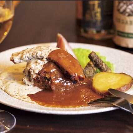 肉の旨みを堪能できる『当店一番人気！能登牛とイベリコ豚のハンバーグ～自家製ベーコンを添えて～』