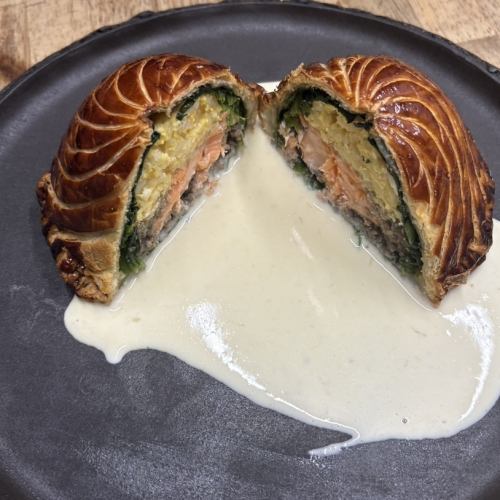 【新看板商品！】肉と魚のパイ包み焼き