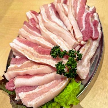 【絶品】肉汁あふれるジューシーなサムギョプサル!