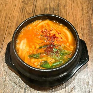 【人気】魚介と野菜の旨味が凝縮されたスンドゥブチゲ!