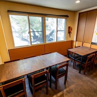 美味しい韓国料理とお酒を囲んで、賑やかに盛り上がれる宴会での利用に最適なテーブル席です。ゆったりとしたスペースで、心ゆくまでお食事と会話をお楽しみください◎