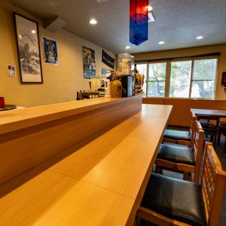 カップルやご友人同士など、親しい方と並んで座れるカウンター席です。料理やお酒を楽しみながら、距離の近いお席で会話を楽しむのにぴったりです◎