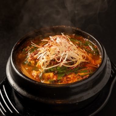 【人気】魚介と野菜の旨味が凝縮されたスンドゥブチゲ！