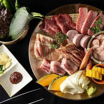 享用烤肉,並暢飲 120 分鐘的【和牛和韓國料理套餐】,包括三得利高級麥芽啤酒。