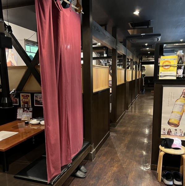【靴を脱ぎお過ごしいただけるお座敷席も◎】靴を脱いでゆっくりとお食事をお楽しみいただける座敷席のご用意もございます！