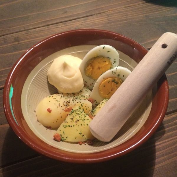 定番のポテトサラダ★お席でお客様に最後の仕上げをして頂きます♪味付けも自由自在★