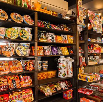 昭和レトロな空間で、世代問わず人気の”駄菓子”が食べ放題！