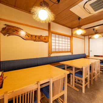 自由にレイアウトできる雰囲気あるテーブルフロアは仕お席をつなげて14名様迄のご宴会に対応可能です！部署のご宴会やお仲間との飲み会、同窓会や法事でのご利用など様々なシーンにぴったりの和みの和空間です。