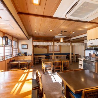 お仕事帰りの飲み会やお仲間とのご宴会にも、お一人でのちょっと一杯にも、お気軽にご利用いただけるテーブル席を豊富にご用意。