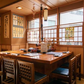 カップルやご友人同士、お一人様でのちょっと一杯にお気軽にご利用いただけるカウンター席をご用意しております。旬菜と地酒をたっぷりお愉しみいただいた後は、〆のへぎそばをご堪能ください！