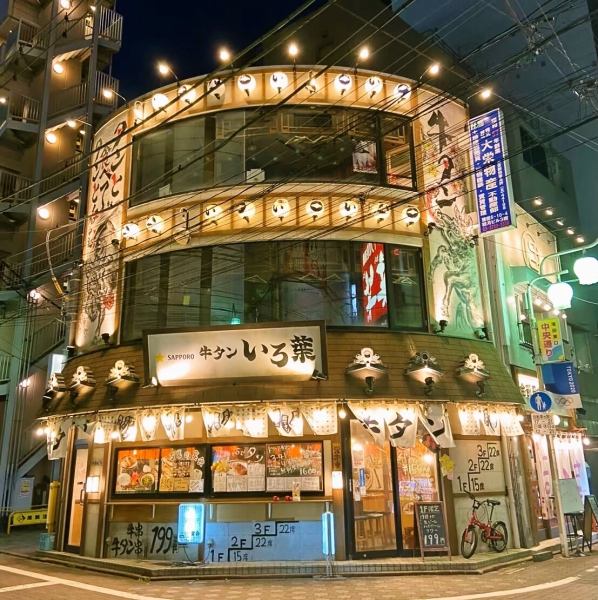 蒲田駅から徒歩1分の好立地にある当店は各フロア20名程度でおかけいただくアットホームな雰囲気の大衆居酒屋です。フロアごとの貸し切りもできるので、人数に合わせてぜひご相談ください♪