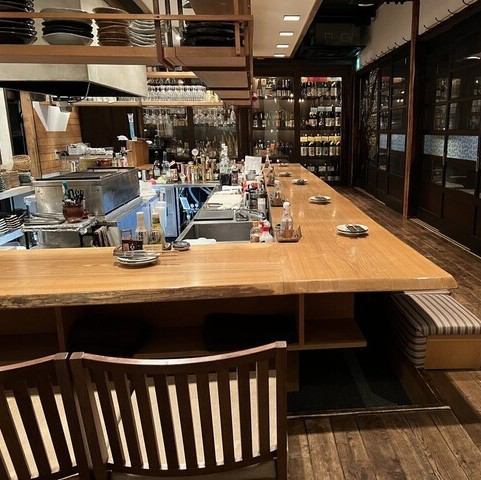店内は和風モダンを彷彿とさせる空間が広がっています。柔らかな木を基調とし、いつまでも時間を忘れてお過ごしいただける雰囲気です。お肉好きの相手とのデートや女子会など、幅広い場面でご利用いただけます。