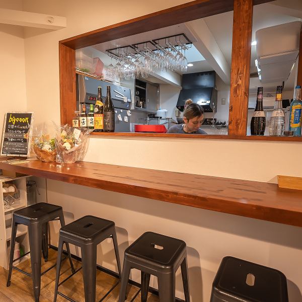 {Just 5 minutes from the station! Convenient for casual drop-ins} The shop is just a 5-minute walk from the south exit of JR Namba Station, making it an easy-to-visit shop. It's in an easy-to-find location, so even first-time customers can feel at ease. ◎ It's convenient for a variety of situations, such as on the way home from work or while shopping.