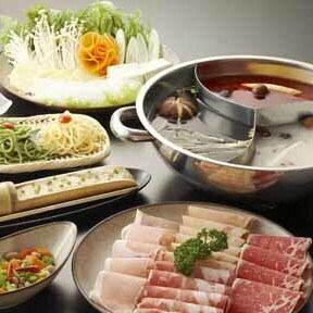 Enjoy lamb, beef, pork and chicken! [All-you-can-eat Shabu-shabu Special Wagyu Beef Shoulder Belly Course A] 120 minutes 4,980 yen (tax included)