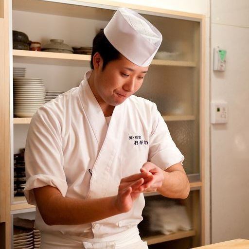电磁炉/小川康孝先生：2013年10月开业【寿司·豆腐烹饪小川】。传记：我以为我想和父亲一起工作，在同一种日本料理中选择不同类型的寿司。在开放之前，从父亲那里学习怀石料理。一个友好的微笑的好店主！