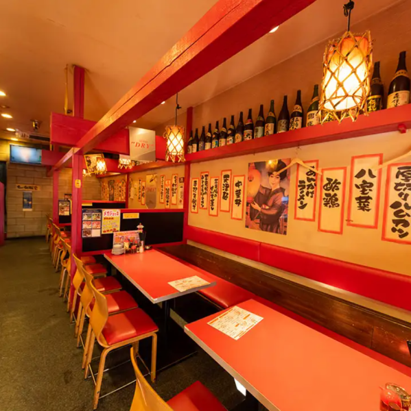 テーブル席もございます！1名様～ご利用可能！赤を基調とした店内で、地元の方々にも愛されるリーズナブルな居酒屋です！