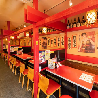 店铺内部以红色为主色调。桌子的座位很宽敞。