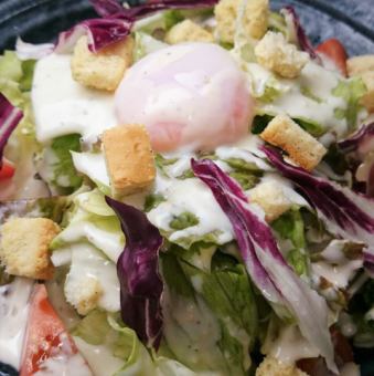 Onsen tamago Caesar salad 720 yen / Tomato-filled salad 640 yen / Pig shabu-shabu salad 860 yen (tax included)