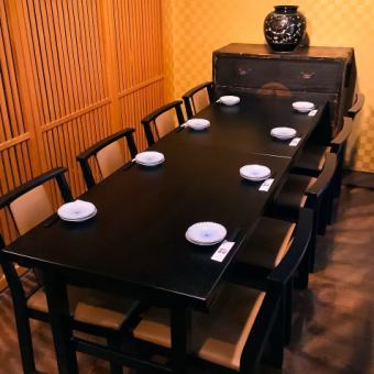 There are table seats on the 2nd and 3rd floors.If you don't like sitting in a tatami room, please join us. Up to 16 people can be connected.