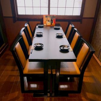 另設有私人餐桌室（可容納 6 人和 12 人）。可連接容納最多 24 人