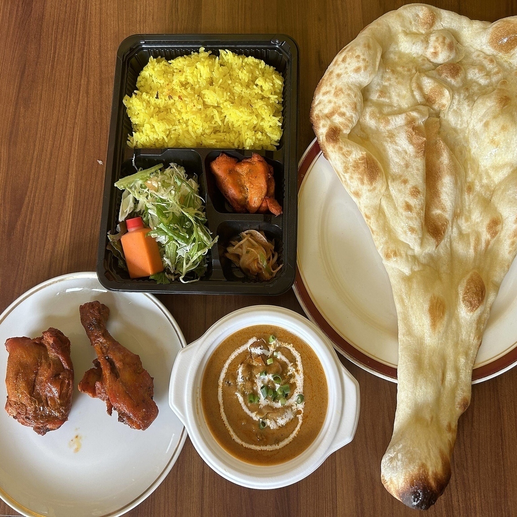 アヌスカキッチンで、焼き立てナンと本格カレーを楽しめます。