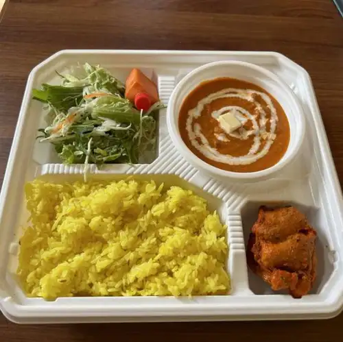 カレーとナンを楽しむAセット（選べるカレー1品とナンorライス）付きシンプルな満足セット