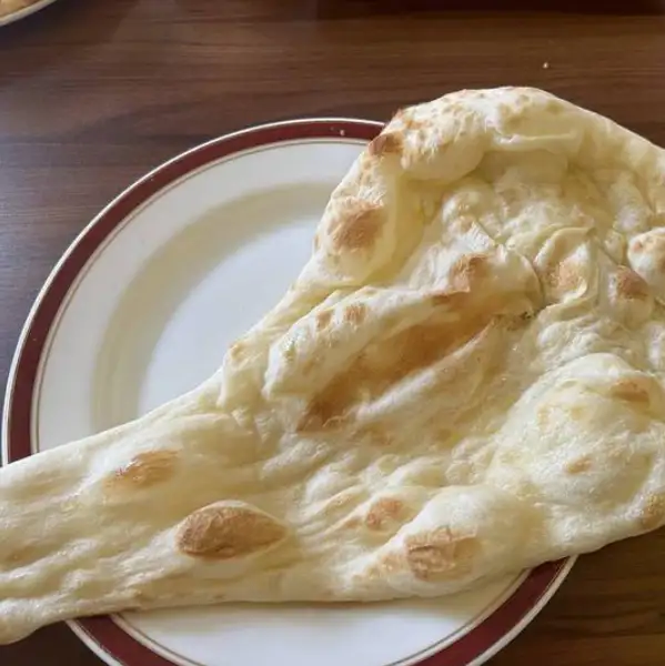 店内で丁寧に焼き上げる外は香ばしく中はふんわりナンの一枚