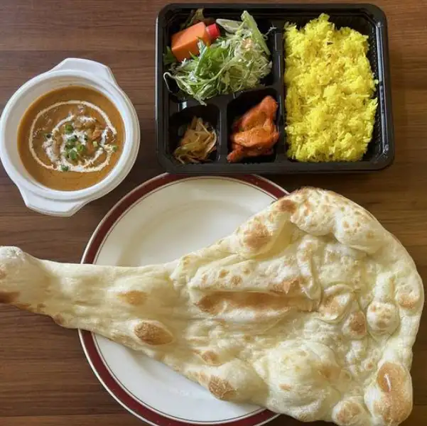 焼き立てナンとスパイス香るカレーの絶妙なハーモニーを楽しむセットがおすすめ