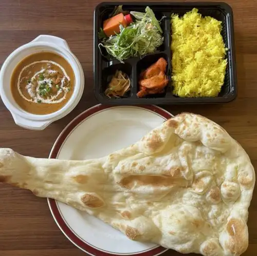 焼き立てナンとスパイス香るカレーの絶妙なハーモニーを楽しむセットがおすすめ