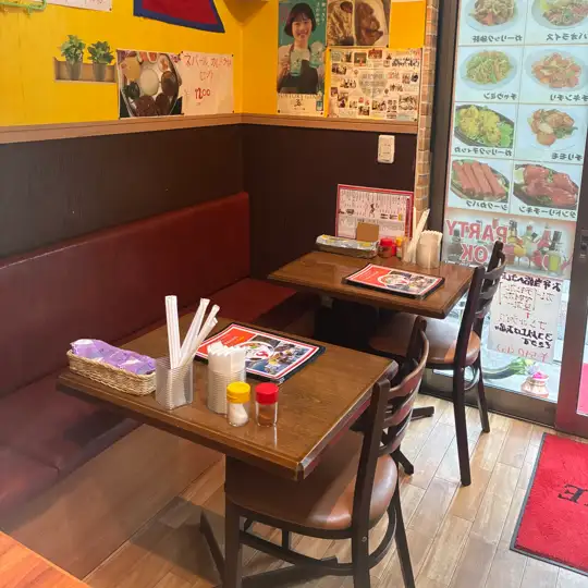 アットホームな店内は、友人や同僚との食事会にぴったり。テーブル席を中心に、ゆったりとした空間でスパイス料理を囲めます。大人数での宴会にも対応できるレイアウトで、気軽に利用でき、エスニックな雰囲気の中で楽しい時間を過ごせます。居心地の良さも魅力。