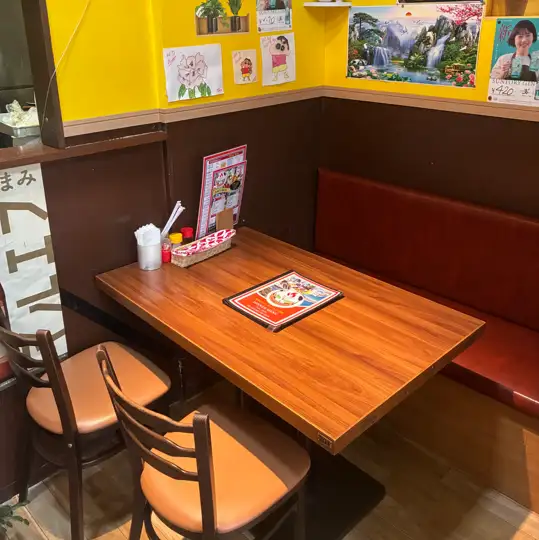 店内はカジュアルでエスニックな雰囲気が漂い、異国情緒を感じながら食事を楽しめます。アットホームな空間づくりにこだわり、居心地の良さを大切にしています。家族や友人との食事はもちろん、一人でも気軽に立ち寄れる雰囲気が魅力です。日常使いからちょっとした食事まで幅広く対応します。