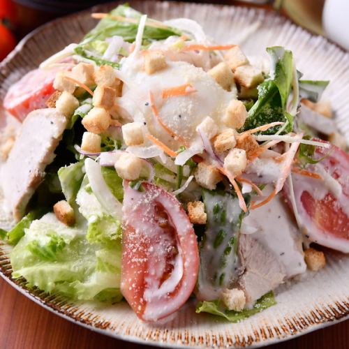 蒸し鶏と温玉バンバンシーザーサラダ