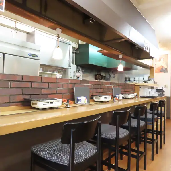 店内はごゆっくりお食事を楽しめる落ち着きのあるモダンな雰囲気。洗練されたお洒落な空間は、日常の喧騒を忘れさせてくれる心地よさです。デートや記念日、女子会など、大切な人と特別な時間を過ごすのに最適な仕上がり。煙が気になりにくいロースターも完備しており、匂いを気にせず快適にお食事を楽しめます。