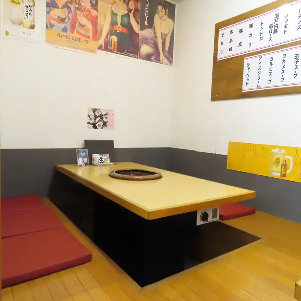 プライベート感を重視したお席から、グループでワイワイ楽しめる広々としたレイアウトまで、様々なシーンに柔軟に対応できる店内です。仕切りのあるお席もご用意しており、周りを気にせず会話とお肉に集中できます。会社宴会や地域の集まり、打ち上げなど、大人数での飲み会にも使い勝手抜群の快適な空間です。