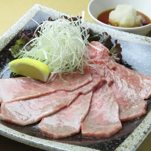 口の中でとろける贅沢!名物「上カルビのしゃぶしゃぶ」