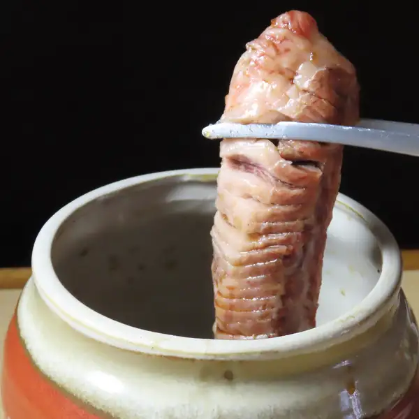 秘伝のタレが中までじっくり染み込んだ「壺付けカルビ」