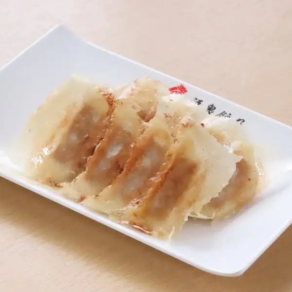パリッと香ばしい！セットや食べ放題でも大人気の定番「焼き餃子」