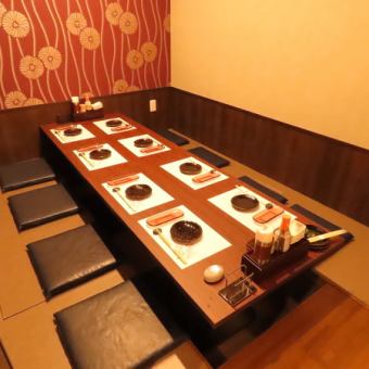 Our private sunken kotatsu rooms can accommodate parties of 5-6, 7-10, or 13-16 people! Please feel free to use them for entertaining or important dinner parties.