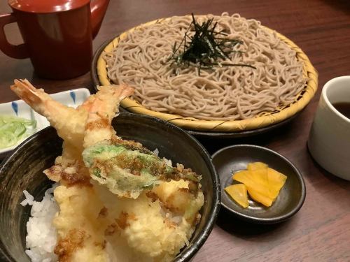 Shrimp tempura bowl and cold soba noodles set