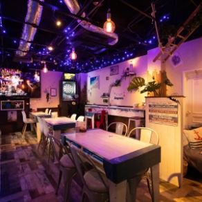 店内明かりがつくと青と白のコントラストが西洋のビーチを思わせ落ち着きのある空間。大型テレビやダーツもお楽しみいただけます！