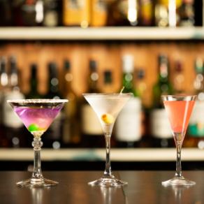 カウンターでおしゃれな本格的なカクテルをお楽しみいただけます！お酒の品ぞろえは100品以上！料理も充実♪