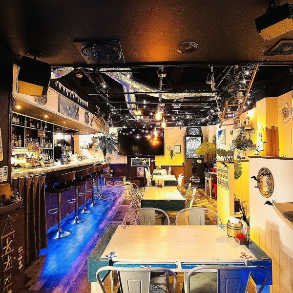 【インスタ映え♪】照明は青色やピンク色にもなりビーチバーのような雰囲気に♪カウンター席は目の前でバーテンダーがお酒をつくっているシーンを見ることができます☆大切な方と椅子に腰掛ながらお洒落なカクテルはいかがでしょうか！お待ちしております♪