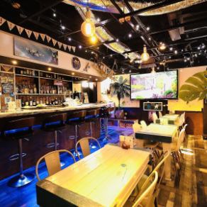 目の前でスタッフがお酒をつくっているシーンを見ることができる特等席です♪特別な方と腰掛ながらお洒落なカクテルをご堪能ください。