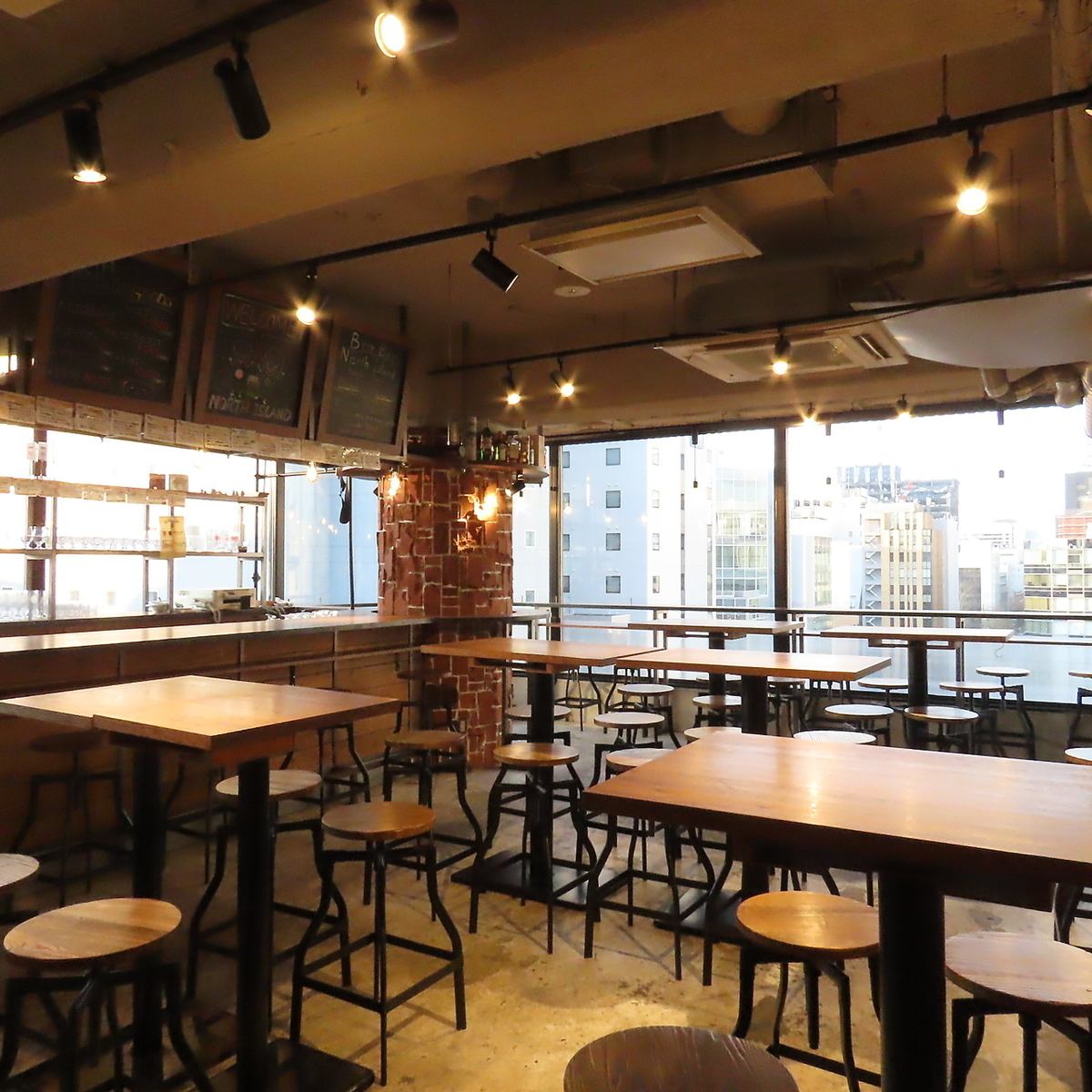 夜景も見える内装でお食事をお楽しみいただけます♪