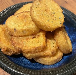 길거리에 산 아카리 감자 튀김